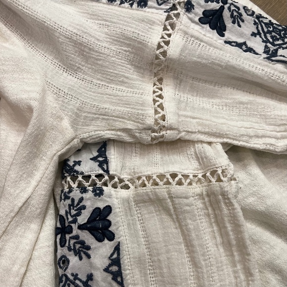 Boho! Akemi + Kin {Anthro} Embroidered White & Navy Blue Peasant Blouse | Small - Picture 8 of 11